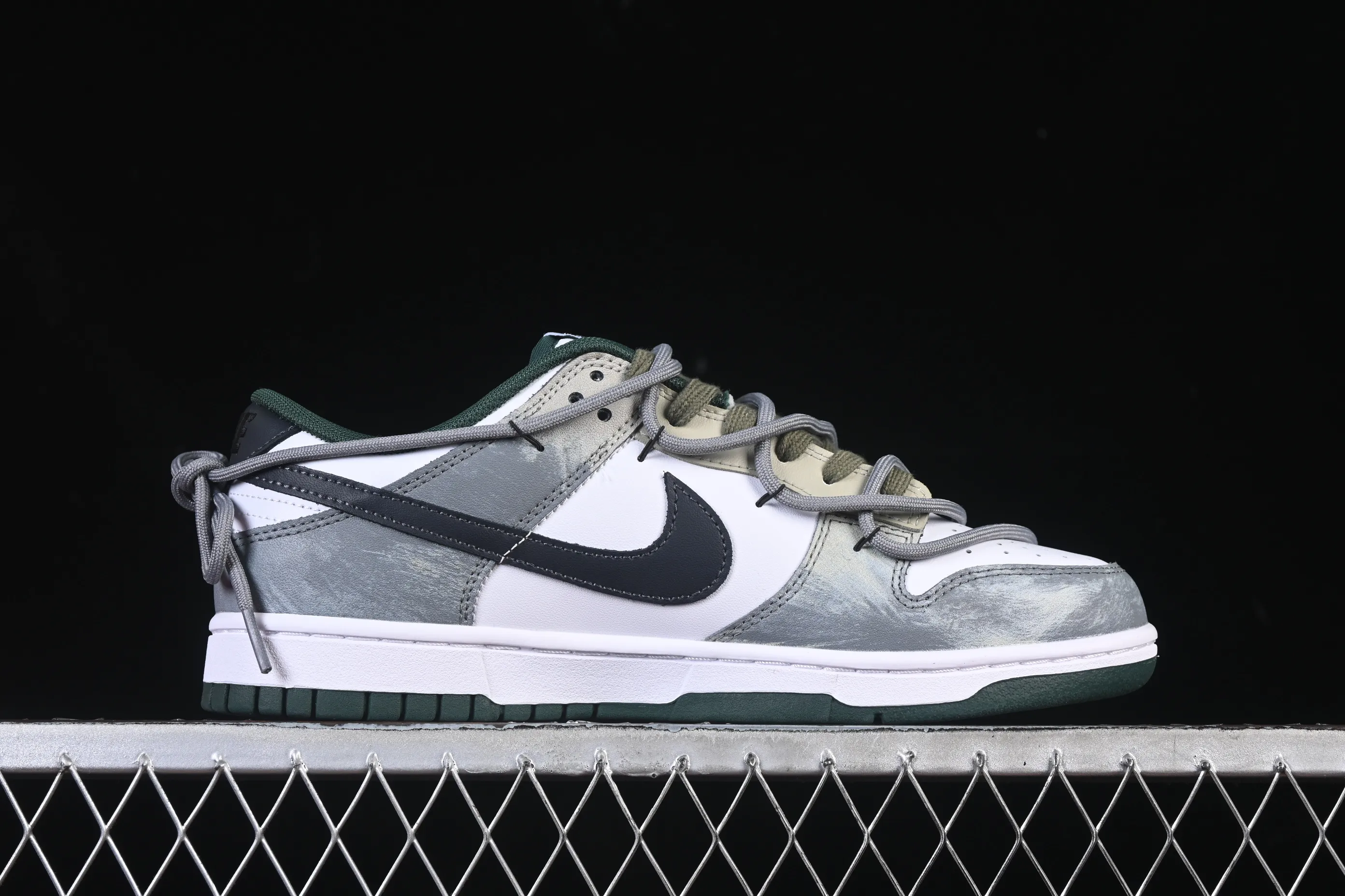 All Categories Nk SB Dunk Series Nk SB Dunk Low High-end Customized Low-top Shoes Nike SB Dunk Low "Just Do It" Straps Anniversary High-end Customized Low-top Casual Shoes DV0833-111